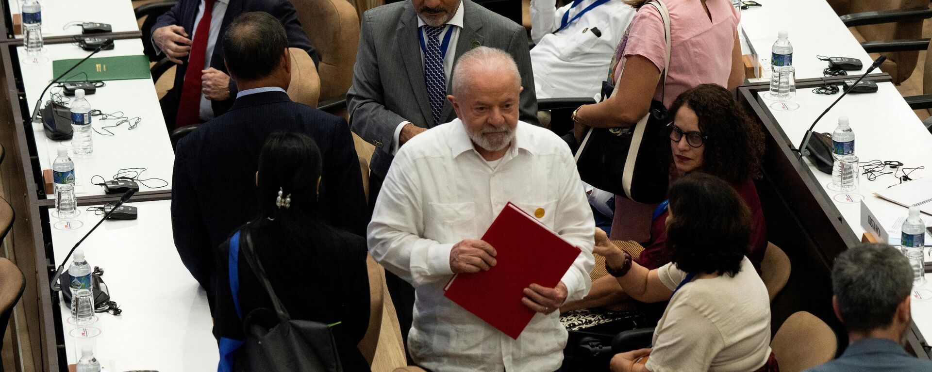 O presidente do Brasil, Luis Inácio Lula da Silva (C), é fotografado antes de fazer um discurso durante a Cúpula do G77 + China no Palácio de Convenções em Havana, em 16 de setembro de 2023 - Sputnik Brasil, 1920, 16.09.2023
