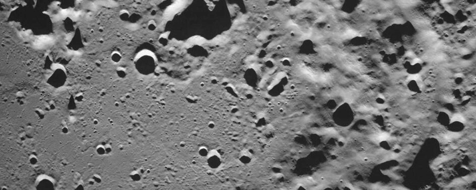 Imagem da cratera polar sul Zeeman no lado escuro da Lua captada pela estação interplanetária russa Luna-25, foto publicada em 17 de agosto de 2023 - Sputnik Brasil, 1920, 19.01.2024