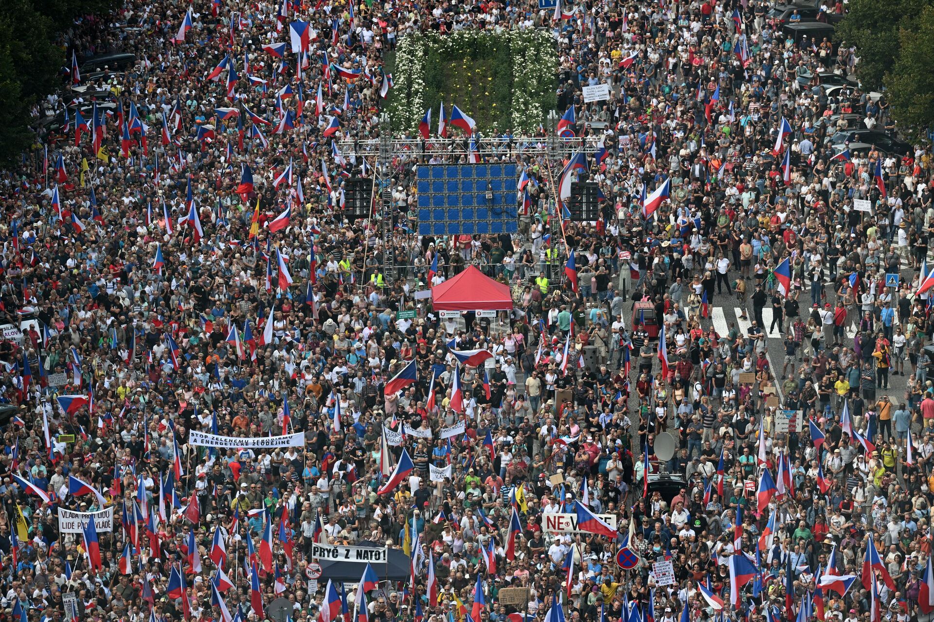 Milhares de pessoas seguram bandeiras nacionais tchecas durante uma manifestação antigovernamental em Praga, 16 de setembro de 2023 - Sputnik Brasil, 1920, 16.09.2023