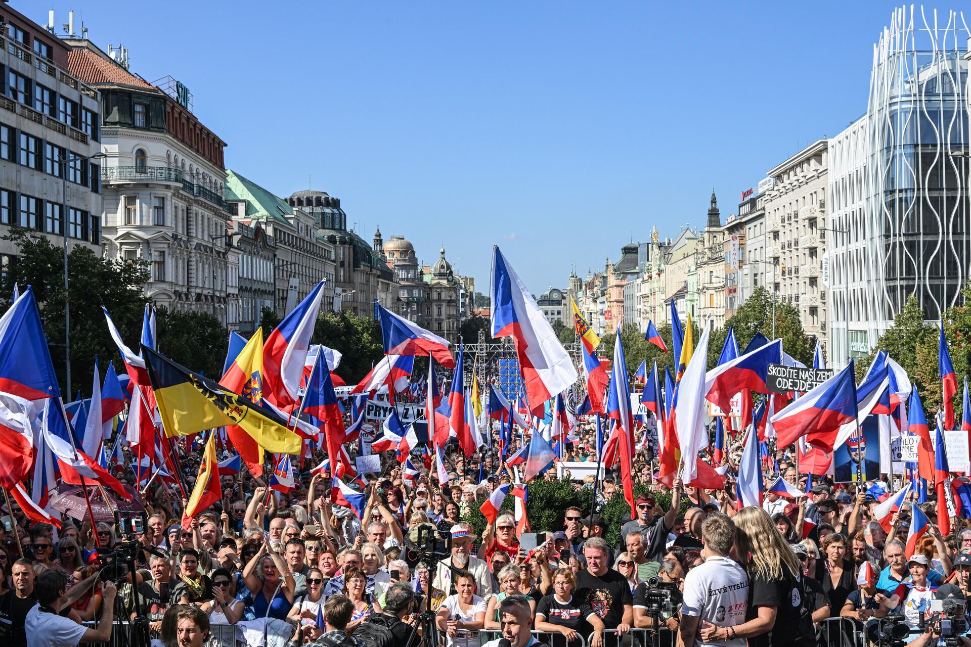 Milhares de pessoas seguram bandeiras nacionais tchecas durante uma manifestação antigovernamental em Praga, 16 de setembro de 2023 - Sputnik Brasil, 1920, 16.09.2023