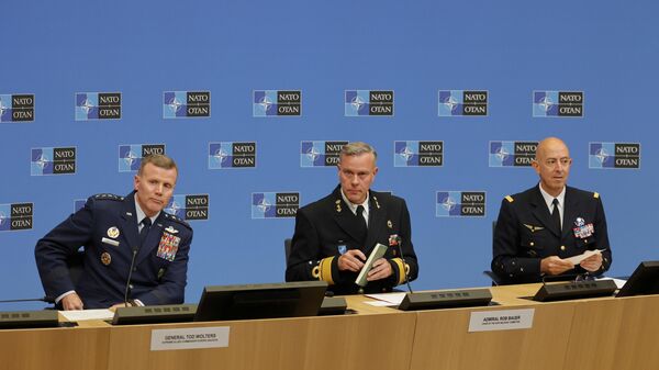 General Tod Wolters, Almirante Rob Bauer, general Philippe Lavigne realizam uma conferência de imprensa após a mais alta autoridade militar da OTAN em Bruxelas, 19 de maio de 2022 - Sputnik Brasil