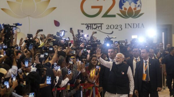 Narendra Modi, primeiro-ministro indiano, acena durante sua visita ao Centro Internacional de Mídia no final da Cúpula do G20 em Nova Deli, Índia, 10 de setembro de 2023 - Sputnik Brasil