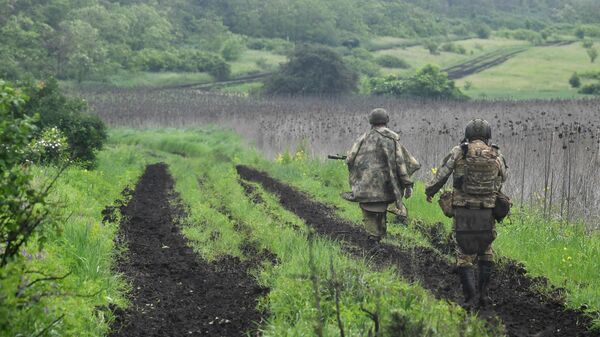 Militares russos do 1º Agrupamento do Exército Blindado do Distrito Militar Ocidental patrulham área durante a operação militar especial russa na Ucrânia - Sputnik Brasil