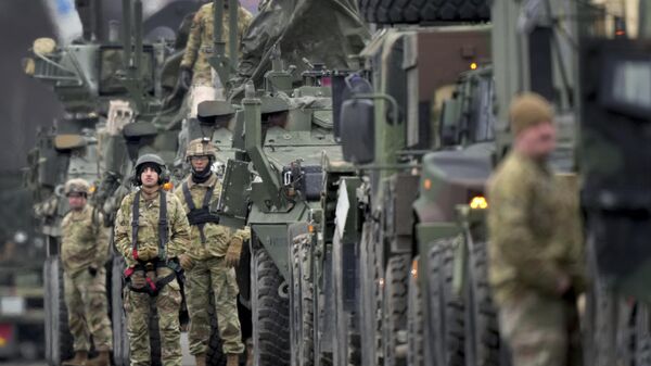 Soldados do 2º Regimento de Cavalaria da OTAN alinham veículos no campo de aviação militar em Vilseck, Alemanha, 9 de fevereiro de 2022 - Sputnik Brasil