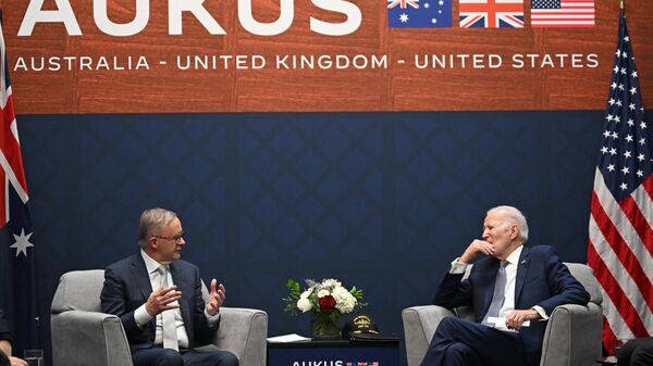 Joe Biden, presidente dos EUA (à direita), se reúne com Anthony Albanese, primeiro-ministro da Austrália (à esquerda), durante cúpula da AUKUS na Base Naval de Point Loma, em San Diego, Califórnia, EUA, 13 de março de 2023 - Sputnik Brasil