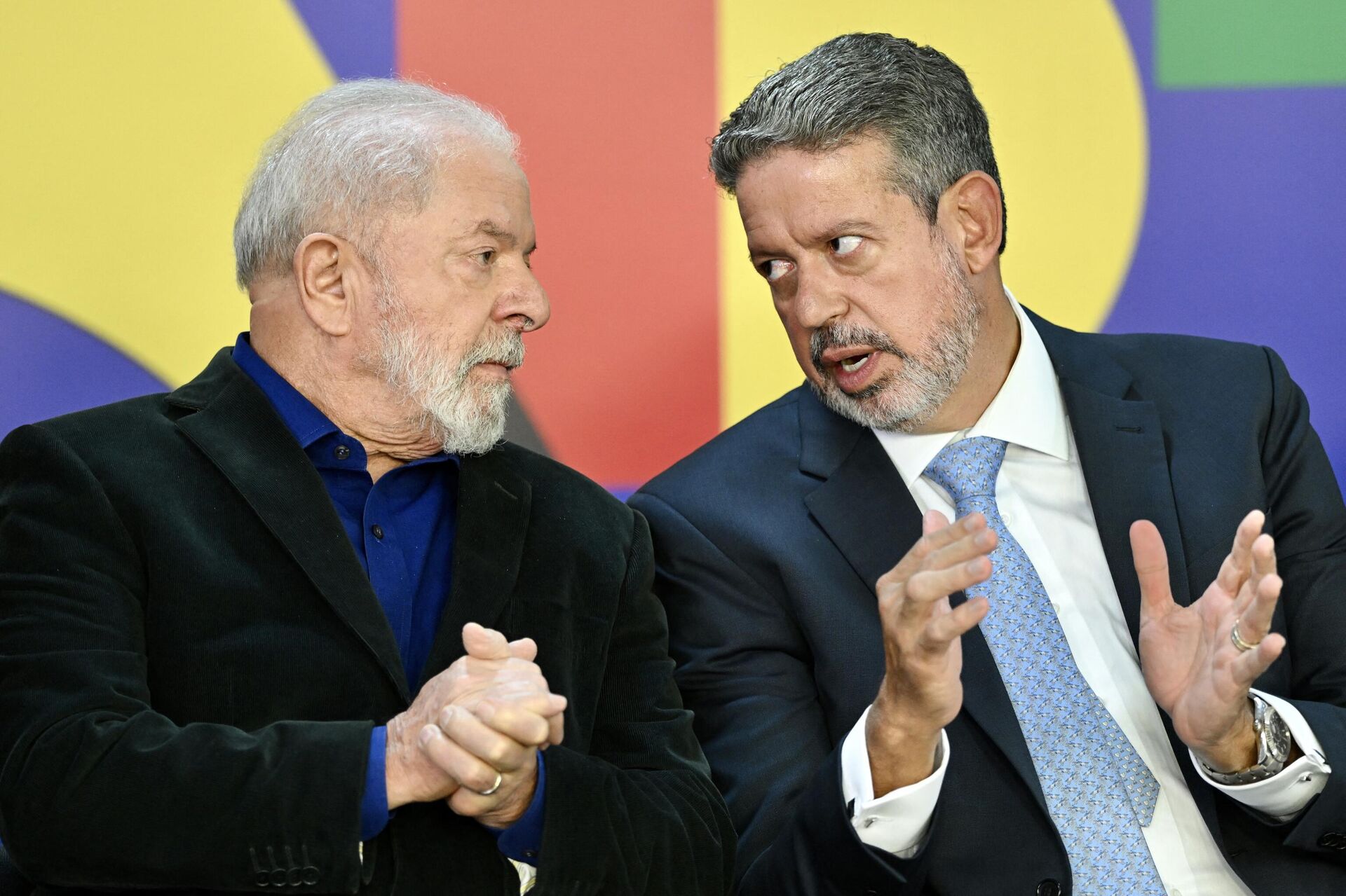 O presidente brasileiro Luiz Inácio Lula da Silva (E) e o presidente da Câmara dos Deputados Arthur Lira conversam durante a assinatura da nova lei que aumenta o reajuste anual do salário mínimo no Palácio do Planalto, em Brasília, em 28 de agosto de 2023 - Sputnik Brasil, 1920, 17.10.2023