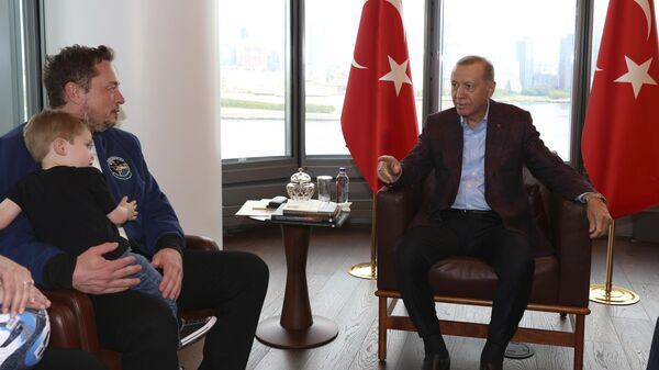 Nesta foto divulgada pela presidência turca, o presidente turco Recep Tayyip Erdogan, à direita, fala com Elon Musk, segurando um de seus filhos, durante sua reunião em Nova York, 17 de setembro de 2023 - Sputnik Brasil