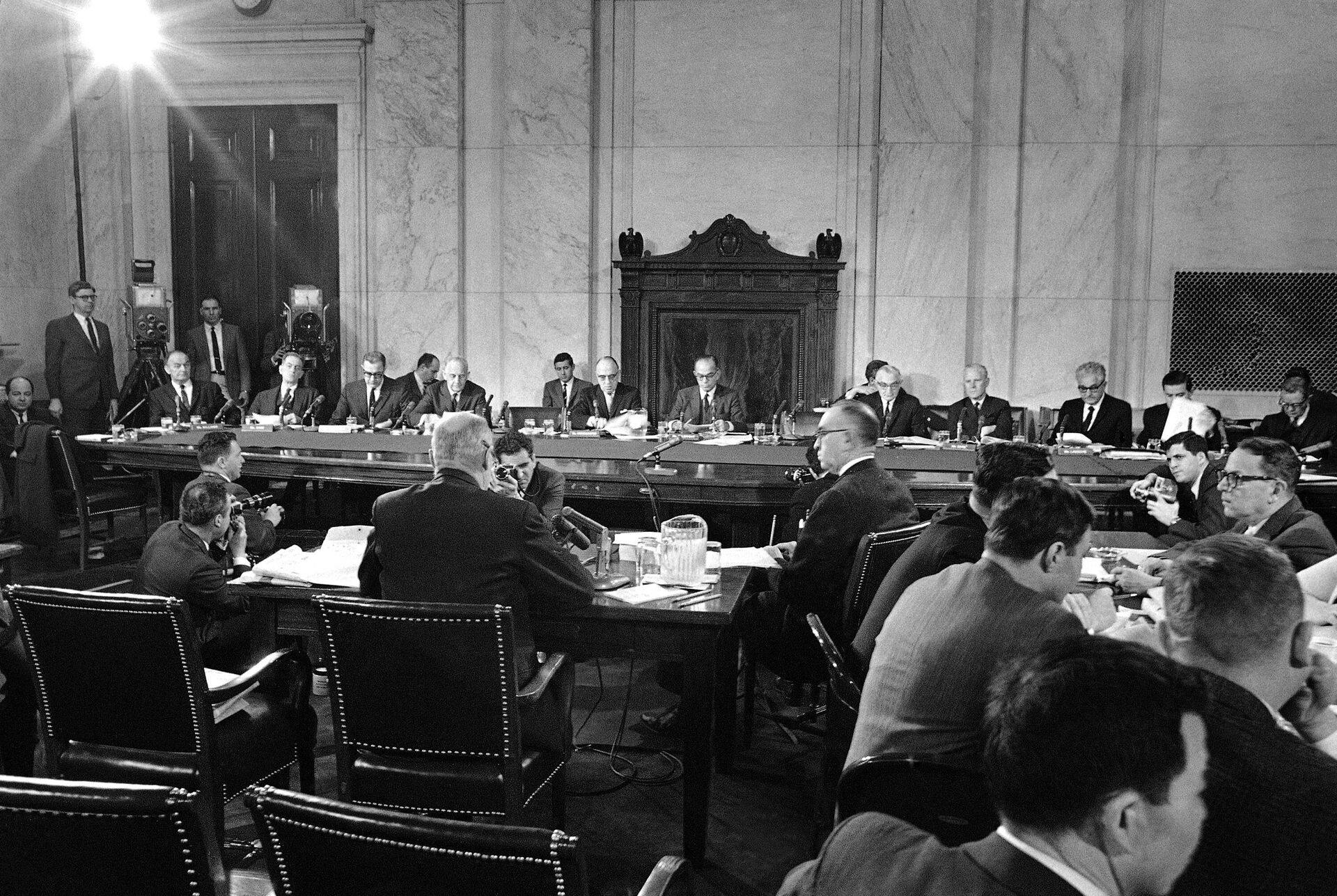 Nesta foto de arquivo de 10 de fevereiro de 1966, uma visão geral da audiência do Comitê de Relações Exteriores do Senado sobre o Vietnã em Washington. George Kennan, ex-embaixador em Moscou, está à mesa das testemunhas - Sputnik Brasil, 1920, 18.09.2023