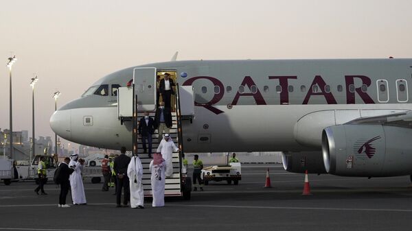 Ex-prisioneiros no Irã, saem de um voo da Qatar Airways que os levou de Teerã para Doha, no Catar, 18 de setembro de 2023. - Sputnik Brasil