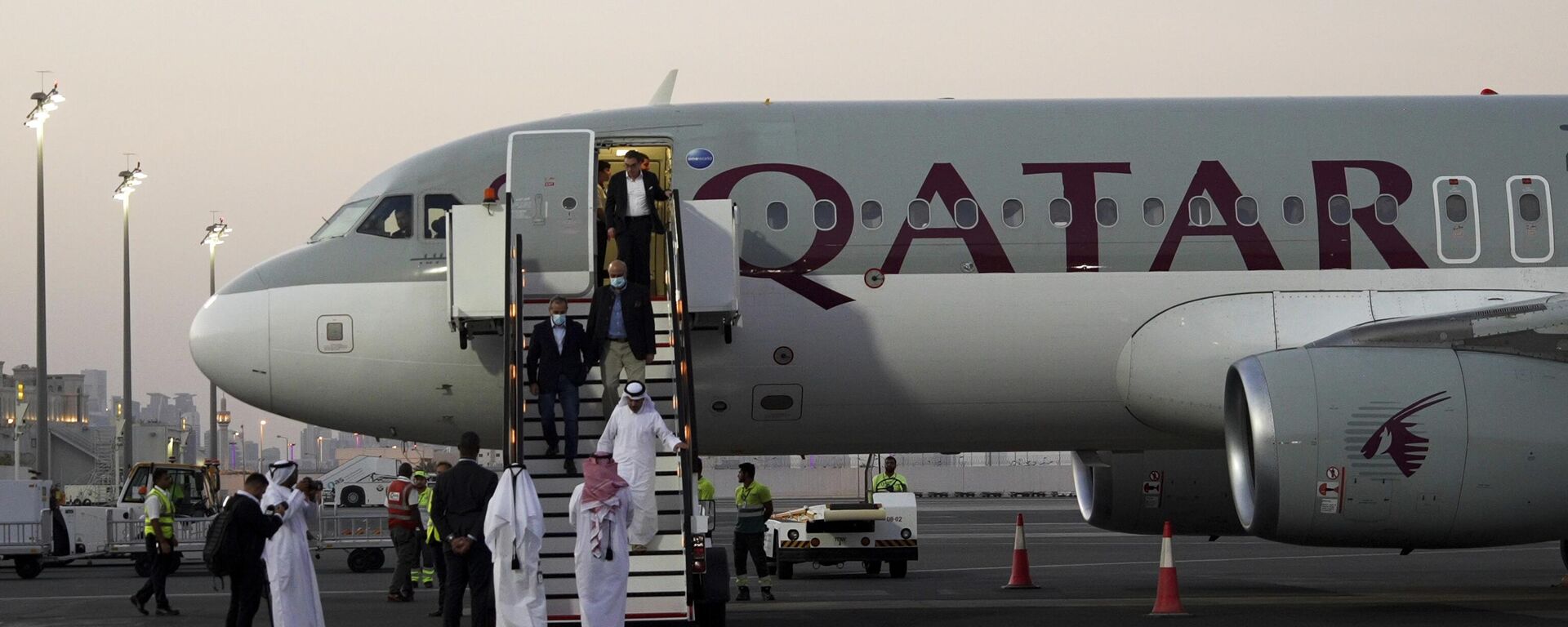 Ex-prisioneiros no Irã, saem de um voo da Qatar Airways que os levou de Teerã para Doha, no Catar, 18 de setembro de 2023. - Sputnik Brasil, 1920, 19.09.2023
