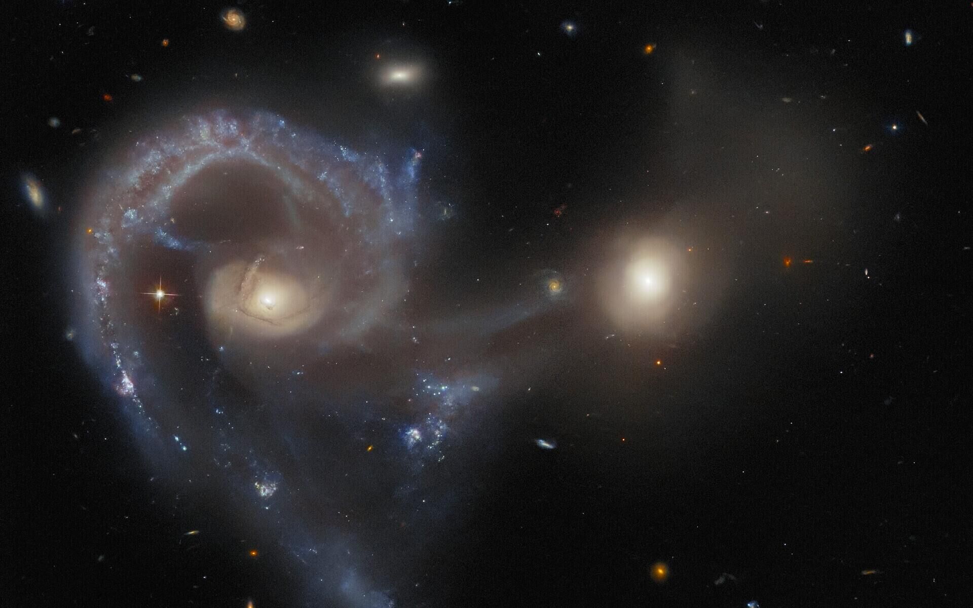 O Telescópio Espacial Hubble revelou a colisão de duas galáxias de Arp 107, a aproximadamente 465 milhões de anos-luz da Terra - Sputnik Brasil, 1920, 19.09.2023