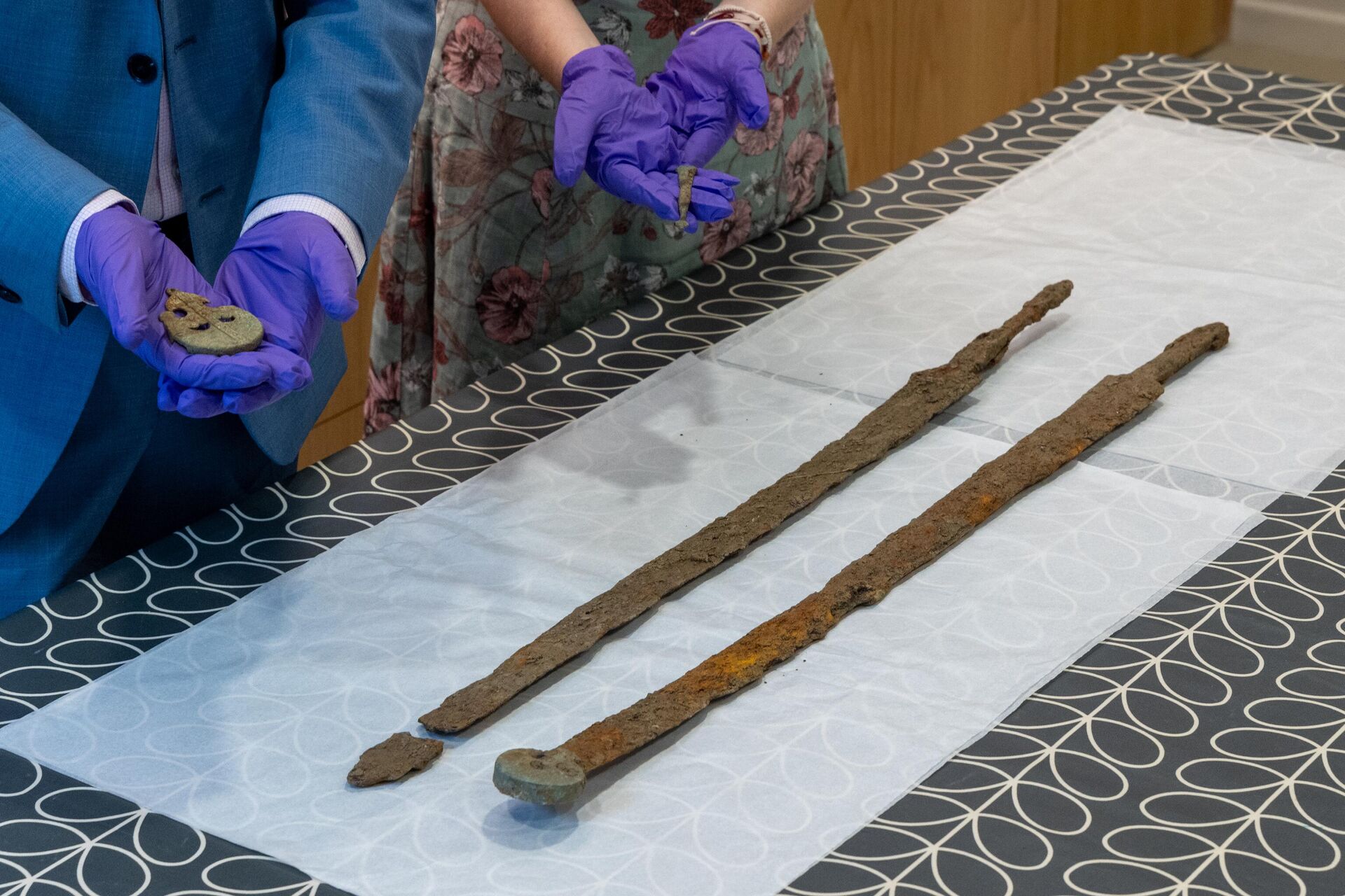 Duas antigas espadas de cavalaria romanas descobertas em Cotswold, Reino Unido  - Sputnik Brasil, 1920, 19.09.2023