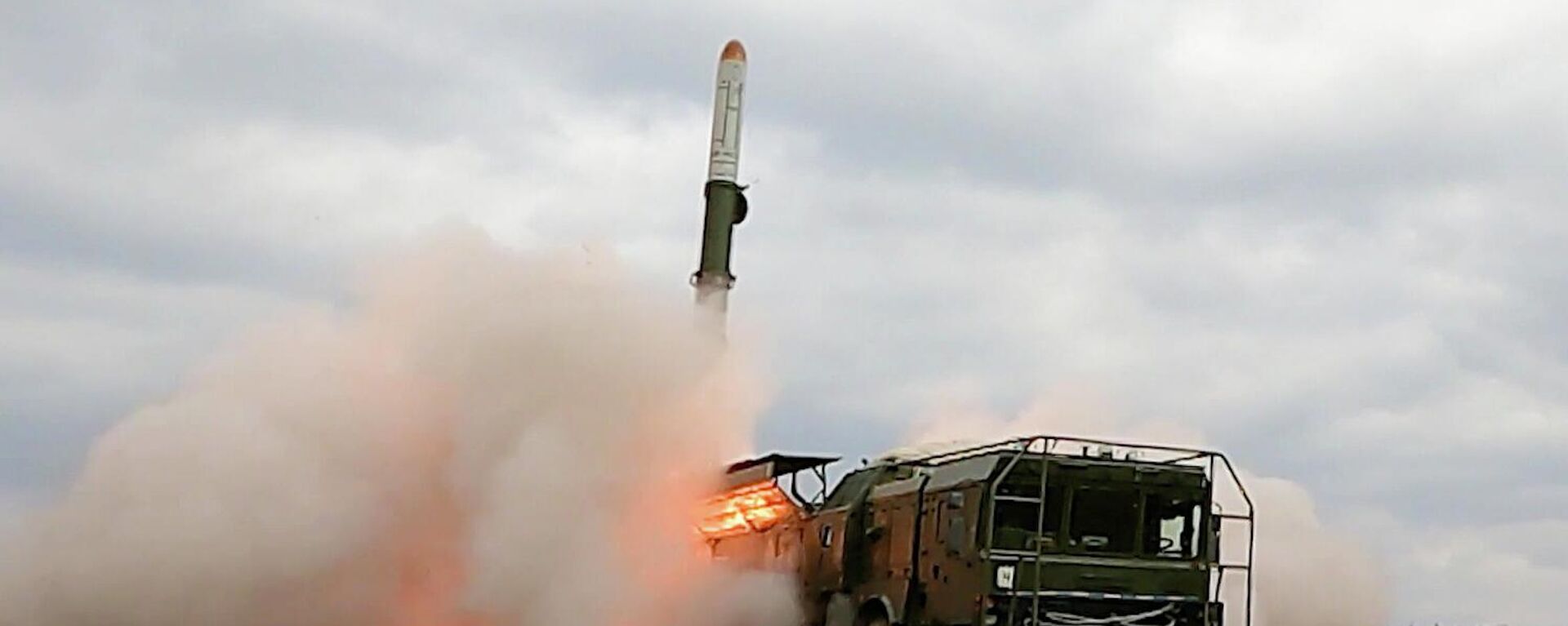 O sistema de mísseis balísticos de curto alcance Iskander é usado durante a operação militar especial russa na Ucrânia - Sputnik Brasil, 1920, 13.02.2024