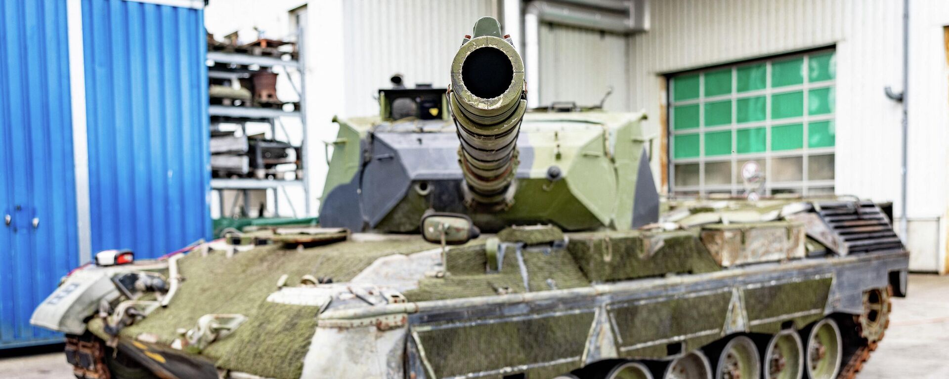 Um tanque de combate Leopard 1A5 pronto para entrega nas dependências da empresa de tecnologia militar FFG (Flensburger Fahrzeugbau Gesellschaft) em Flensburg, norte da Alemanha, 20 de junho de 2023 - Sputnik Brasil, 1920, 19.09.2023