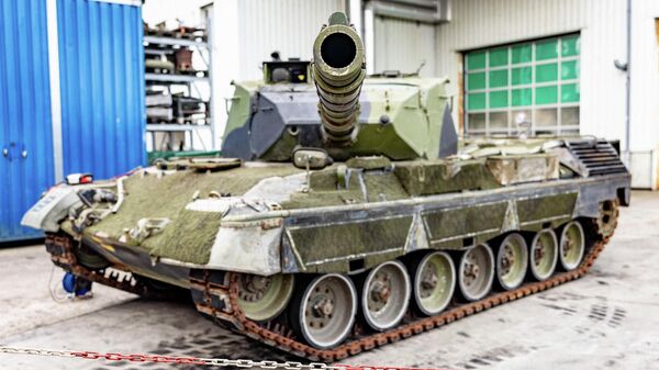 Um tanque de combate Leopard 1A5 pronto para entrega nas dependências da empresa de tecnologia militar FFG (Flensburger Fahrzeugbau Gesellschaft) em Flensburg, norte da Alemanha, 20 de junho de 2023 - Sputnik Brasil