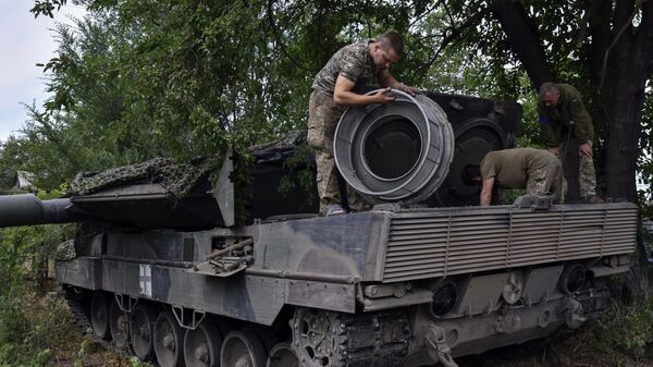Soldados ucranianos consertam um tanque Leopard 2 na região de Zaporozhie, 21 de junho de 2023 - Sputnik Brasil