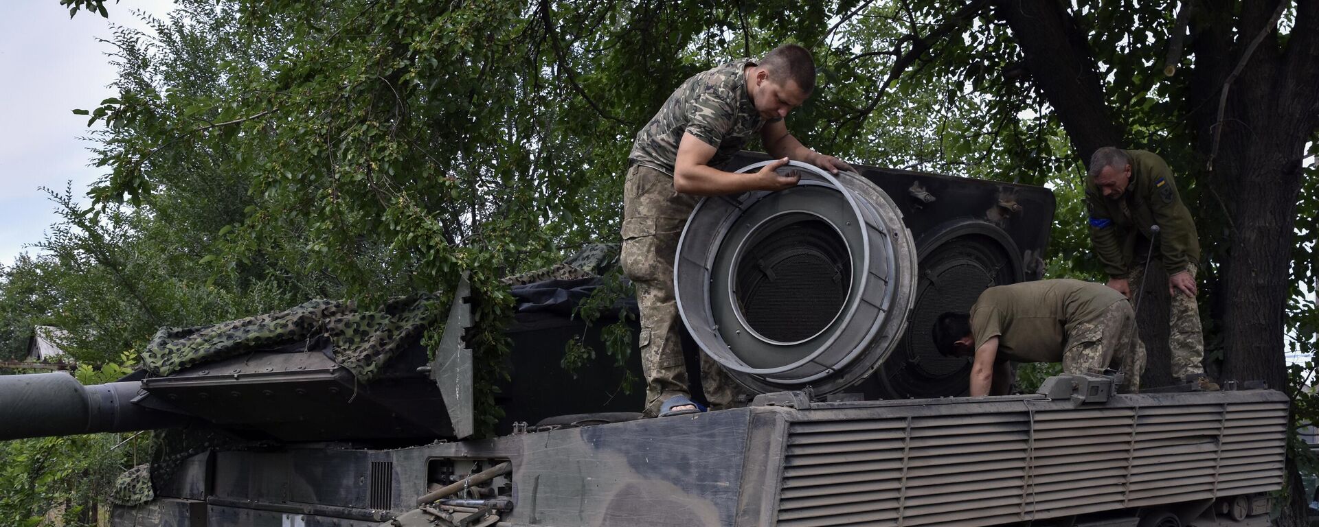 Soldados ucranianos consertam um tanque Leopard 2 na região de Zaporozhie, 21 de junho de 2023 - Sputnik Brasil, 1920, 19.09.2023