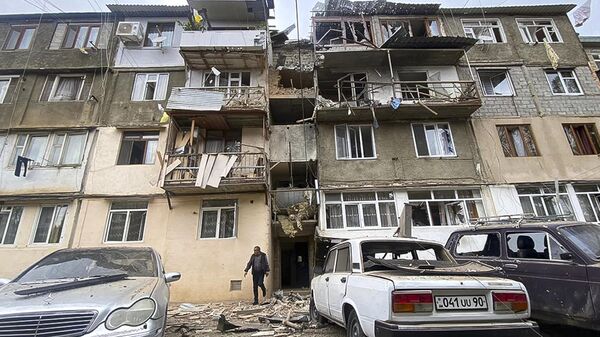 Prédio residencial danificado após um bombardeio em Nagorno-Karabakh, após início da operação lançada pelo Azerbaijão. Stepanakert, 19 de setembro de 2023 - Sputnik Brasil