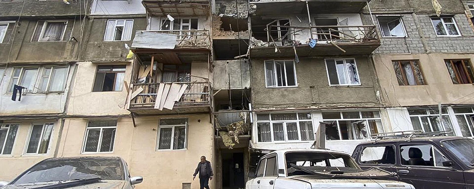 Prédio residencial danificado após um bombardeio em Nagorno-Karabakh, após início da operação lançada pelo Azerbaijão. Stepanakert, 19 de setembro de 2023 - Sputnik Brasil, 1920, 19.09.2023