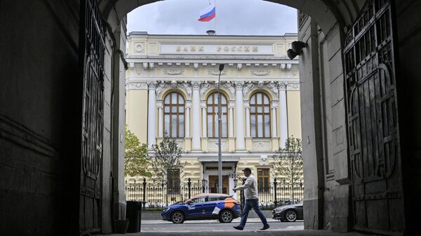 Homem passa junto da sede do Banco Central russo no centro de Moscou, Rússia, 6 de setembro de 2023 - Sputnik Brasil