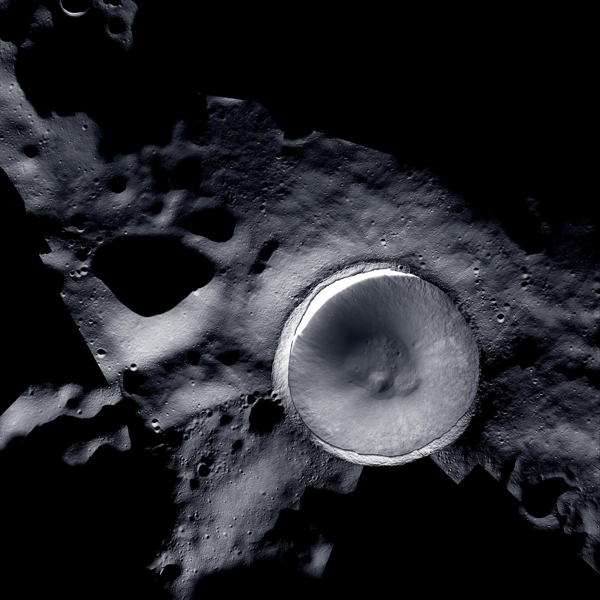 O mosaico da cratera Shackleton, no misterioso lado oculto da Lua, foi criado com a ajuda de dados de dois instrumentos em órbita lunar - Sputnik Brasil, 1920, 21.09.2023