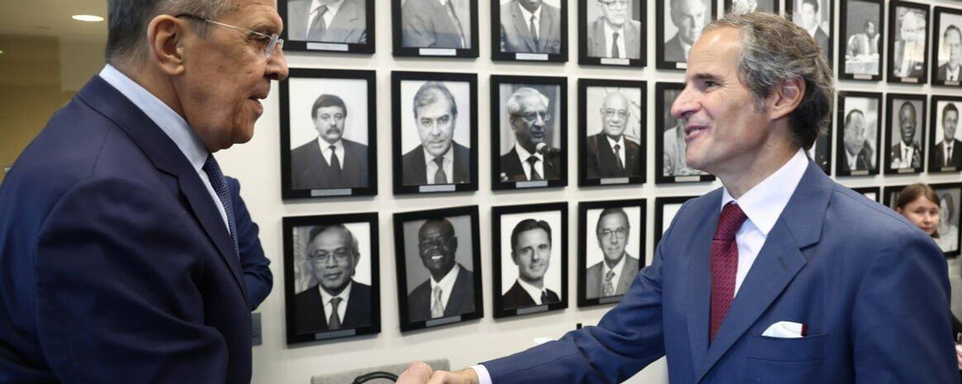 Sergei Lavrov, ministro das Relações Exteriores da Rússia (à esquerda), cumprimenta Rafael Grossi, diretor geral da Agência Internacional de Energia Atômica (AIEA) - Sputnik Brasil, 1920, 21.09.2023