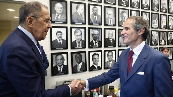 Sergei Lavrov, ministro das Relações Exteriores da Rússia (à esquerda), cumprimenta Rafael Grossi, diretor geral da Agência Internacional de Energia Atômica (AIEA) - Sputnik Brasil