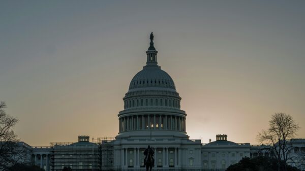 O edifício do Capitólio dos EUA é visto enquanto o sol nasce em Washington, 21 de março de 2022 - Sputnik Brasil