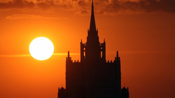 A silhueta do prédio do Ministério das Relações Exteriores da Rússia aparece contra o sol poente, em Moscou, Rússia - Sputnik Brasil