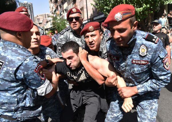 Forças de segurança detêm manifestante em meio à escalada das tensões em Nagorno-Karabakh. - Sputnik Brasil