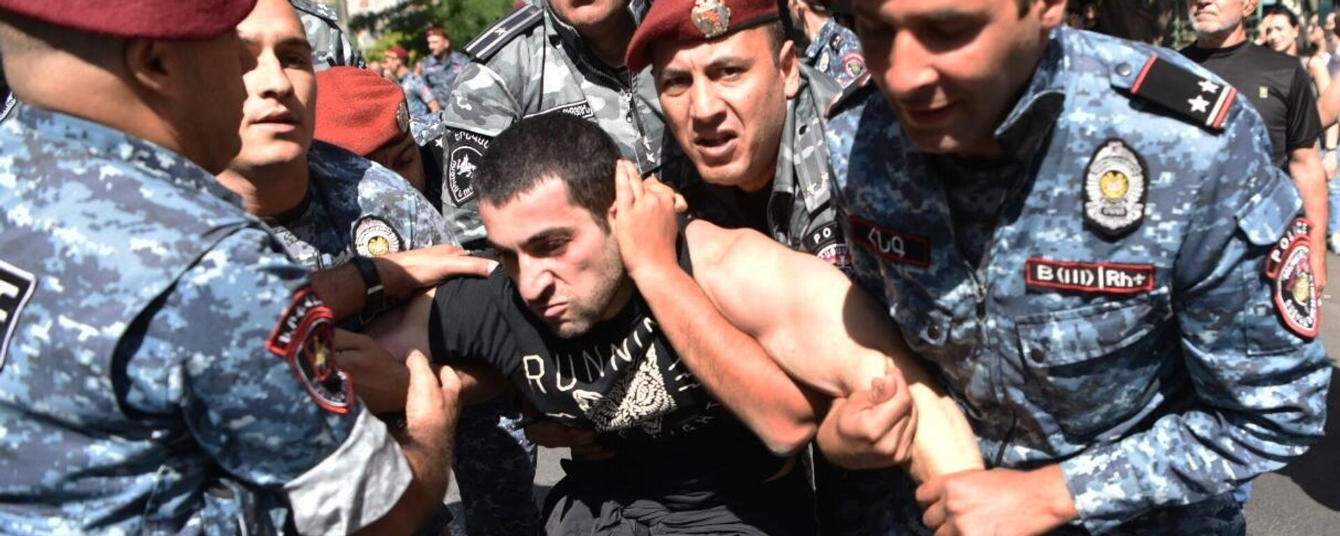 Forças de segurança detêm manifestante em meio à escalada das tensões em Nagorno-Karabakh - Sputnik Brasil, 1920, 22.09.2023