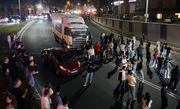 Manifestantes bloqueiam trânsito em uma das ruas de Yerevan em meio à escalada do conflito em Nagorno-Karabakh. - Sputnik Brasil