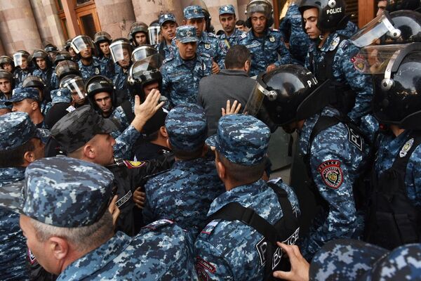 Forças de segurança na praça da República, em Yerevan, capital da Armênia, durante protesto na sequência da escalada da situação em Nagorno-Karabakh. - Sputnik Brasil
