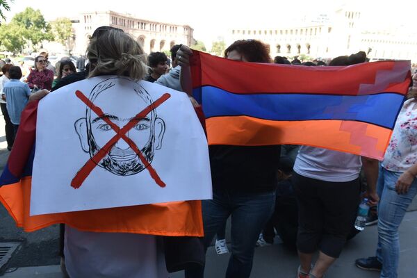 Manifestantes protestam na praça da República na capital da Armênia, Yerevan, em meio à escalada das tensões em Nagorno-Karabakh. - Sputnik Brasil