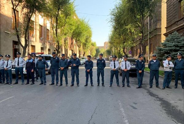 Policiais vigiam área da sede do Governo em Yerevan. - Sputnik Brasil