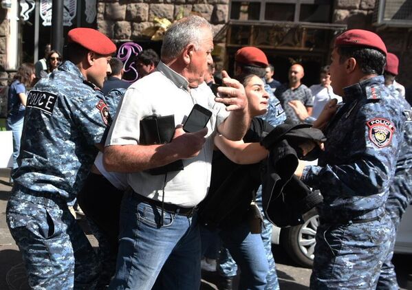 Forças de segurança detêm manifestante em meio à escalada das tensões em Nagorno-Karabakh. - Sputnik Brasil