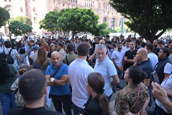 Manifestantes protestam na praça da República em Yerevan, em meio à escalada das tensões em Nagorno-Karabakh. - Sputnik Brasil