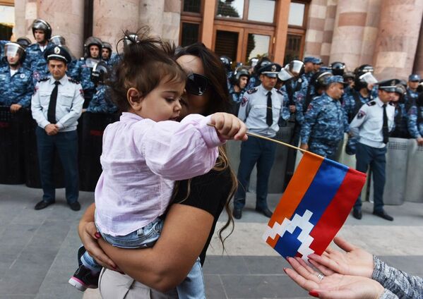 Manifestantes e policiais na praça da República em Yerevan, em meio à escalada da situação em Nagorno-Karabakh. - Sputnik Brasil