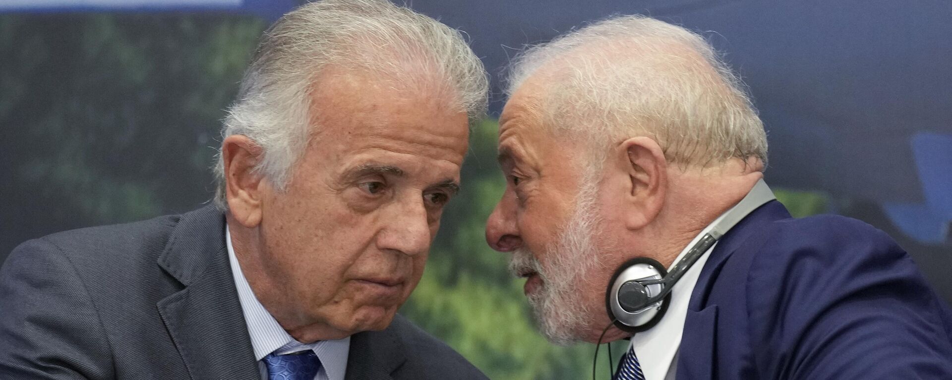 José Mucio Monteiro, ministro da Defesa, conversa com o presidente Luiz Inácio Lula da Silva, em 9 de maio de 2023 - Sputnik Brasil, 1920, 01.02.2024