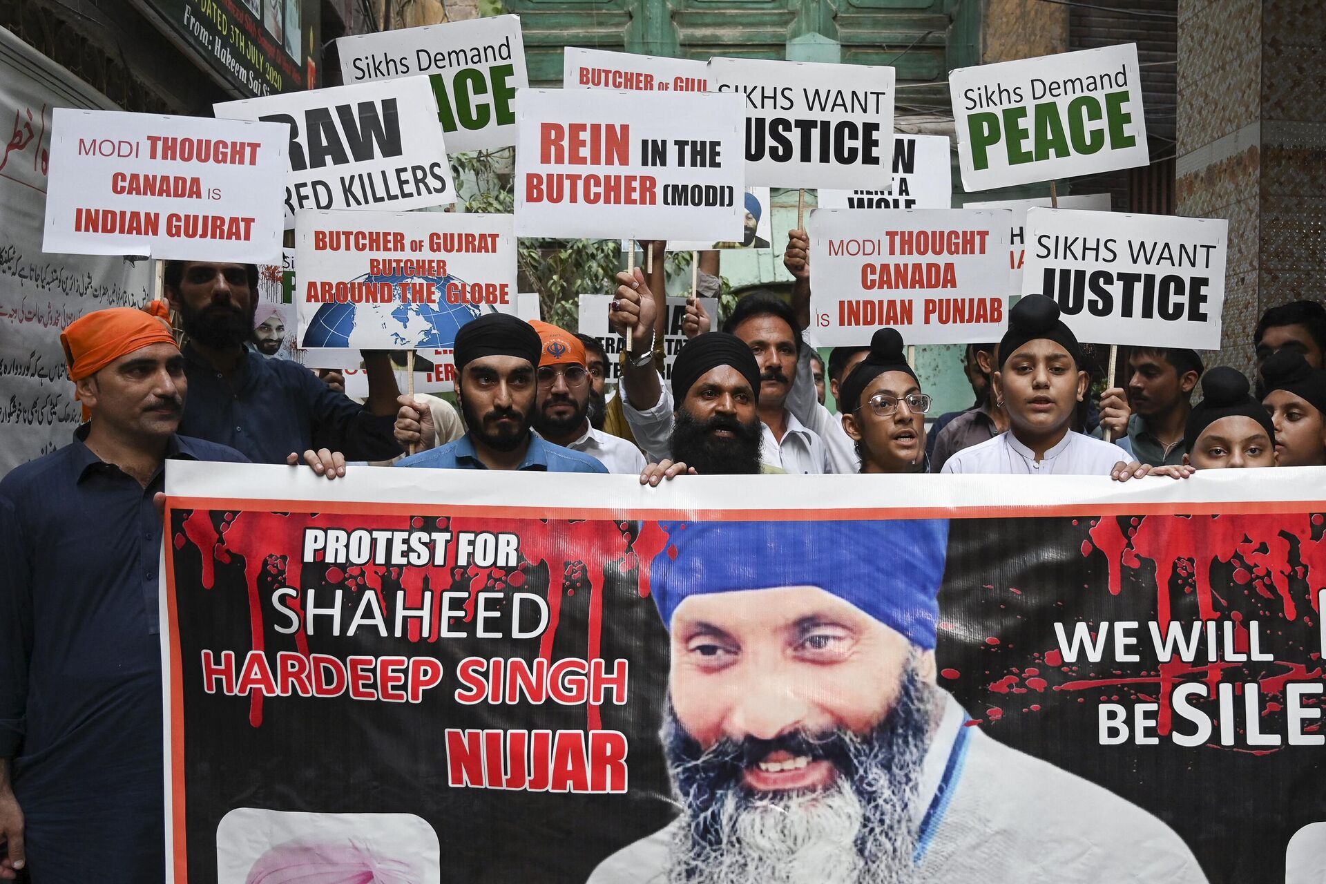 Membros da comunidade sikh do Paquistão participam de protesto após o assassinato do líder sikh Hardeep Singh Nijjar no Canadá, em Peshawar, Paquistão, 20 de setembro de 2023 - Sputnik Brasil, 1920, 22.09.2023