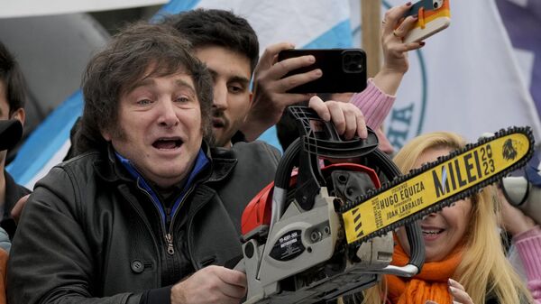 Javier Milei segura motosserra durante a campanha eleitoral - Sputnik Brasil
