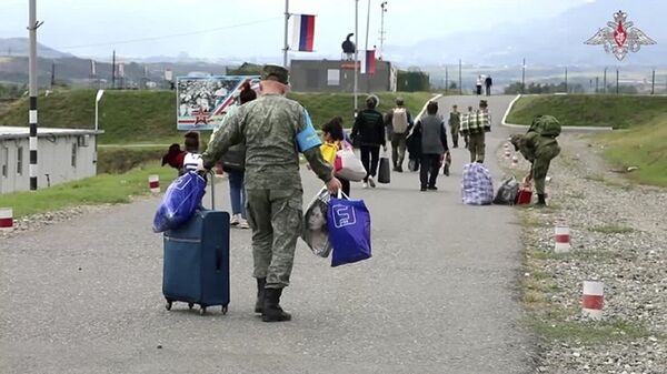 Forças de manutenção da paz russas ajudam armênios étnicos a conseguirem um acampamento perto de Stepanakert, em Nagorno-Karabakh, em 21 de setembro de 2023 - Sputnik Brasil