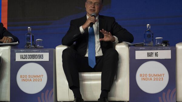Valdis Dombrovskis, comissário europeu para o Comércio, fala durante sessão de ministros do comércio na Cúpula do B20 à margem do G20 em Nova Deli, Índia, 25 de agosto de 2023 - Sputnik Brasil