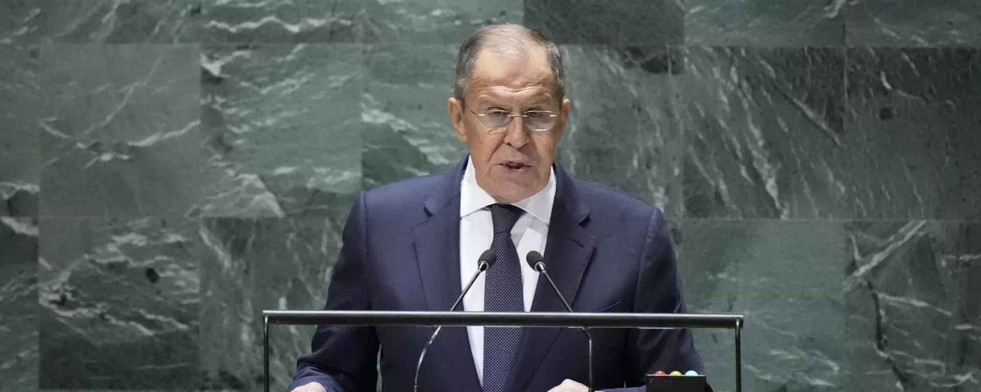 O ministro das Relações Exteriores da Rússia, Sergei Lavrov, em seu discurso na Assembleia Geral das Nações Unidas em Nova York neste sábado (23) - Sputnik Brasil, 1920, 23.09.2023
