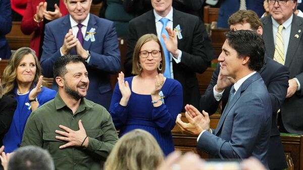 Presidente ucraniano, Vladimir Zelensky (à esquerda), e o primeiro-ministro canadense, Justin Trudeau (à direita, de perfil), no Parlamento canadense - Sputnik Brasil