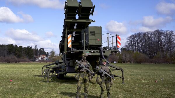 Soldados suecos participam de apresentação militar do sistema de mísseis de defesa antiaérea Patriot de médio alcance, em Estocolmo, Suécia, em 30 de abril de 2023 - Sputnik Brasil