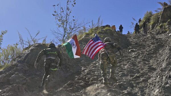 Soldado americano e soldado indiano durante exercícios indo-norte-americanos Yudh Abhyas 2022 - Sputnik Brasil