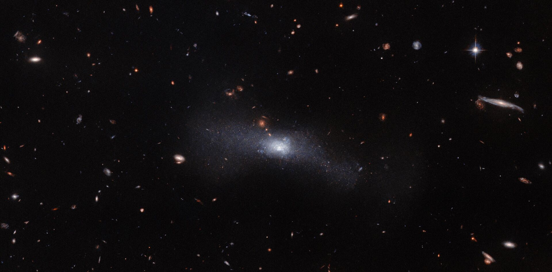 O Telescópio Espacial Hubble registrou uma imagem da galáxia SDSS J103512.07+461412.2 a 23 milhões de anos-luz - Sputnik Brasil, 1920, 25.09.2023