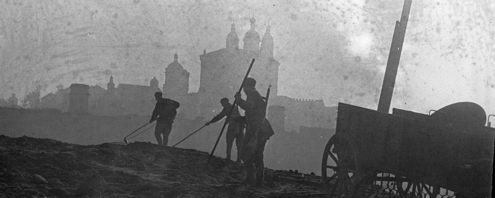 A Segunda Batalha de Smolensk, operação ofensiva estratégica Soviética Suvorov (7 agosto - 2 outubro de 1943). Sapadores desminam margem do rio Dniepre em Smolensk - Sputnik Brasil, 1920, 25.09.2023