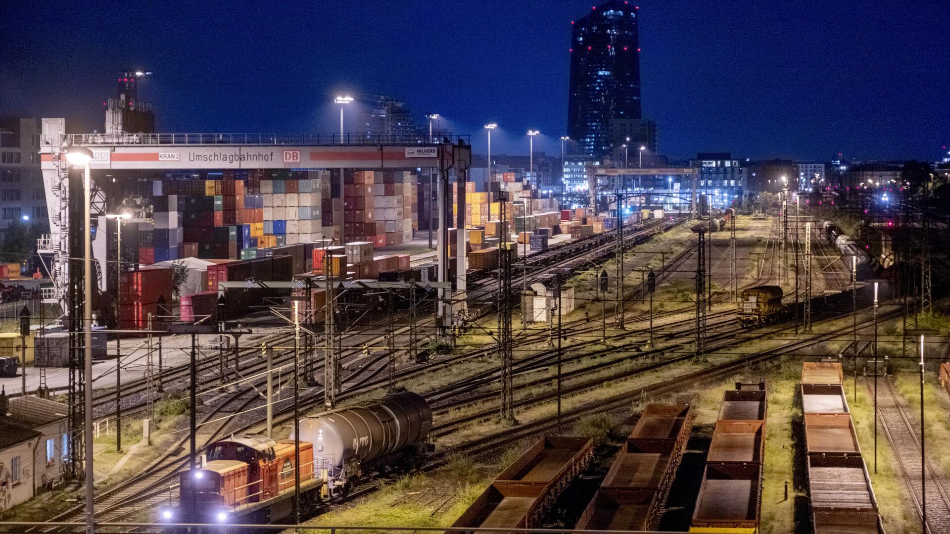 Estação ferroviária de carga, com a sede do Banco Central Europeu visível no horizonte em Frankfurt, Alemanha, 28 de agosto de 2023 - Sputnik Brasil, 1920, 06.02.2024